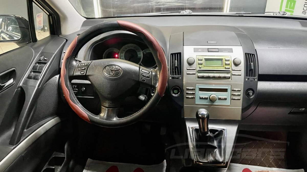 Toyota Corolla Verso 2.2 16V D-4D D-Cat (10)