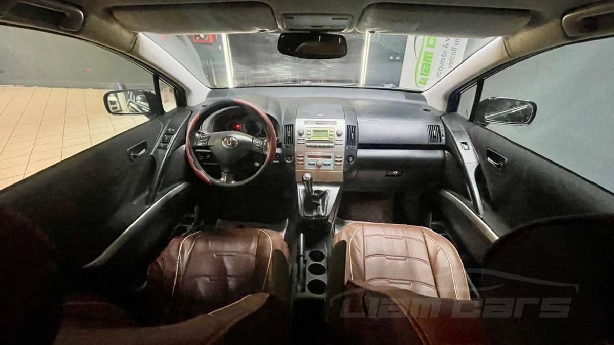 Toyota Corolla Verso 2.2 16V D-4D D-Cat (12)