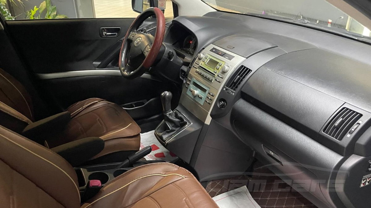 Toyota Corolla Verso 2.2 16V D-4D D-Cat (7)