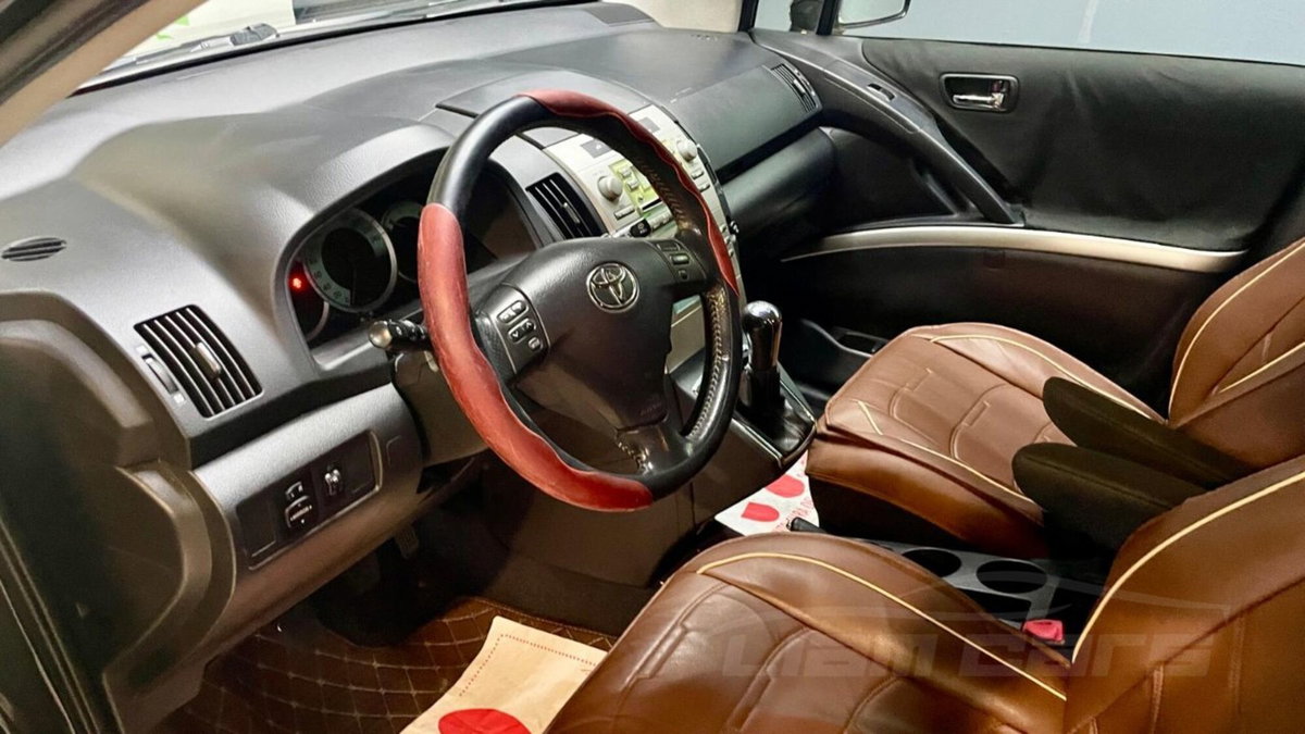Toyota Corolla Verso 2.2 16V D-4D D-Cat (8)