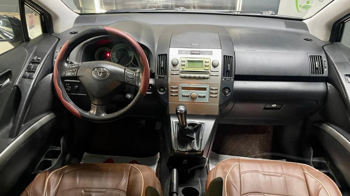 Toyota Corolla Verso 2.2 16V D-4D D-Cat (9)