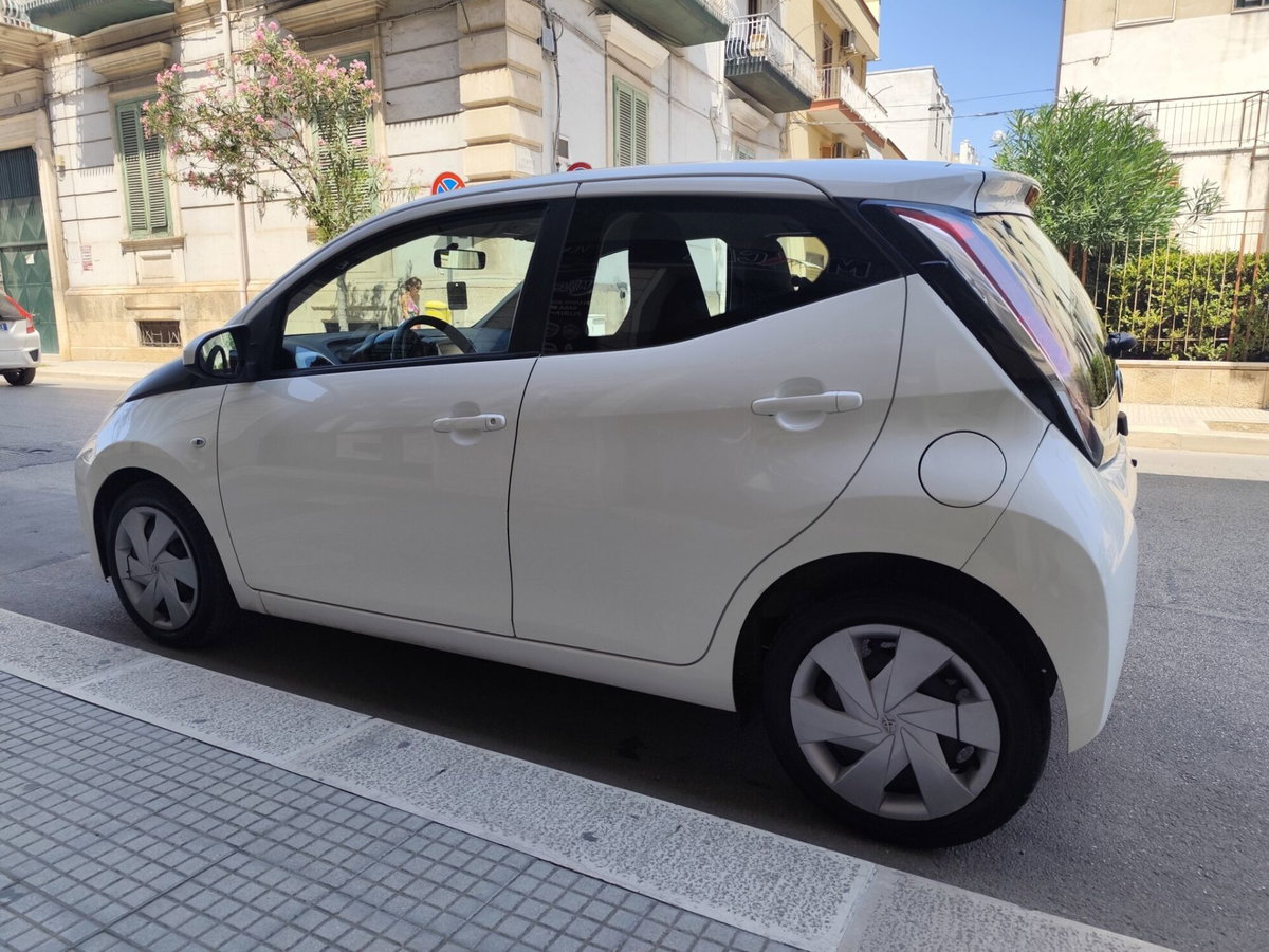 Toyota Aygo 1.0 VVT-i 69 CV 3 porte x-cool (5)