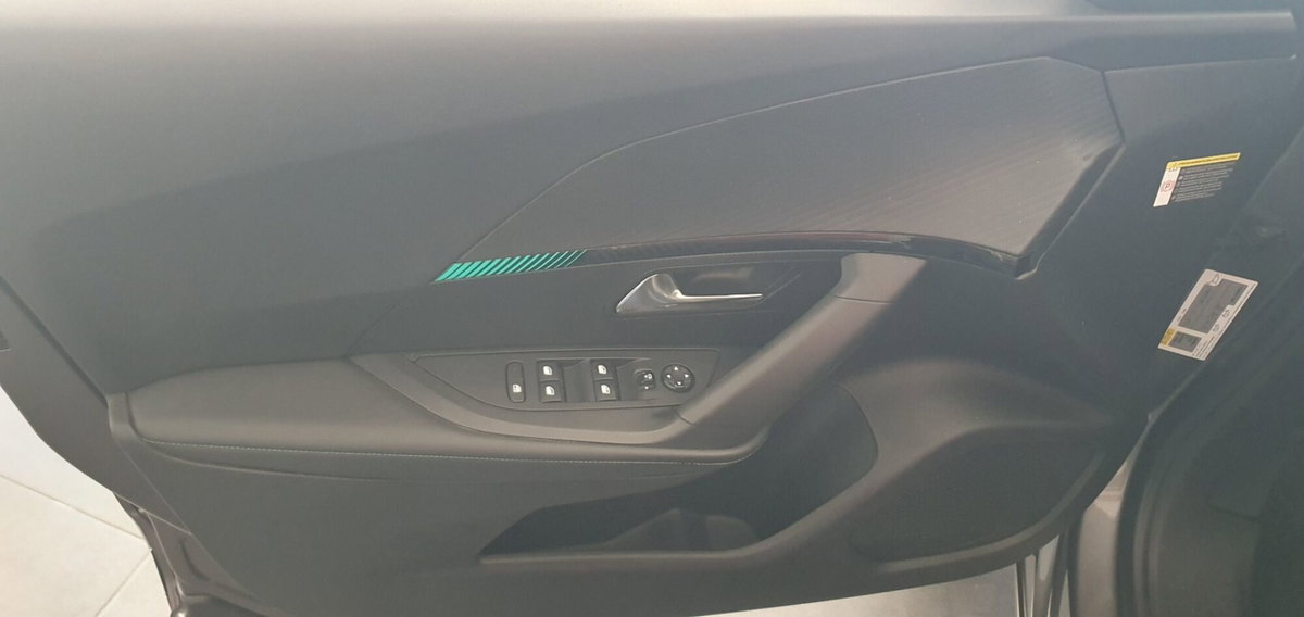 Peugeot 2008 BlueHDi 110 S&S Allure Pack (3)