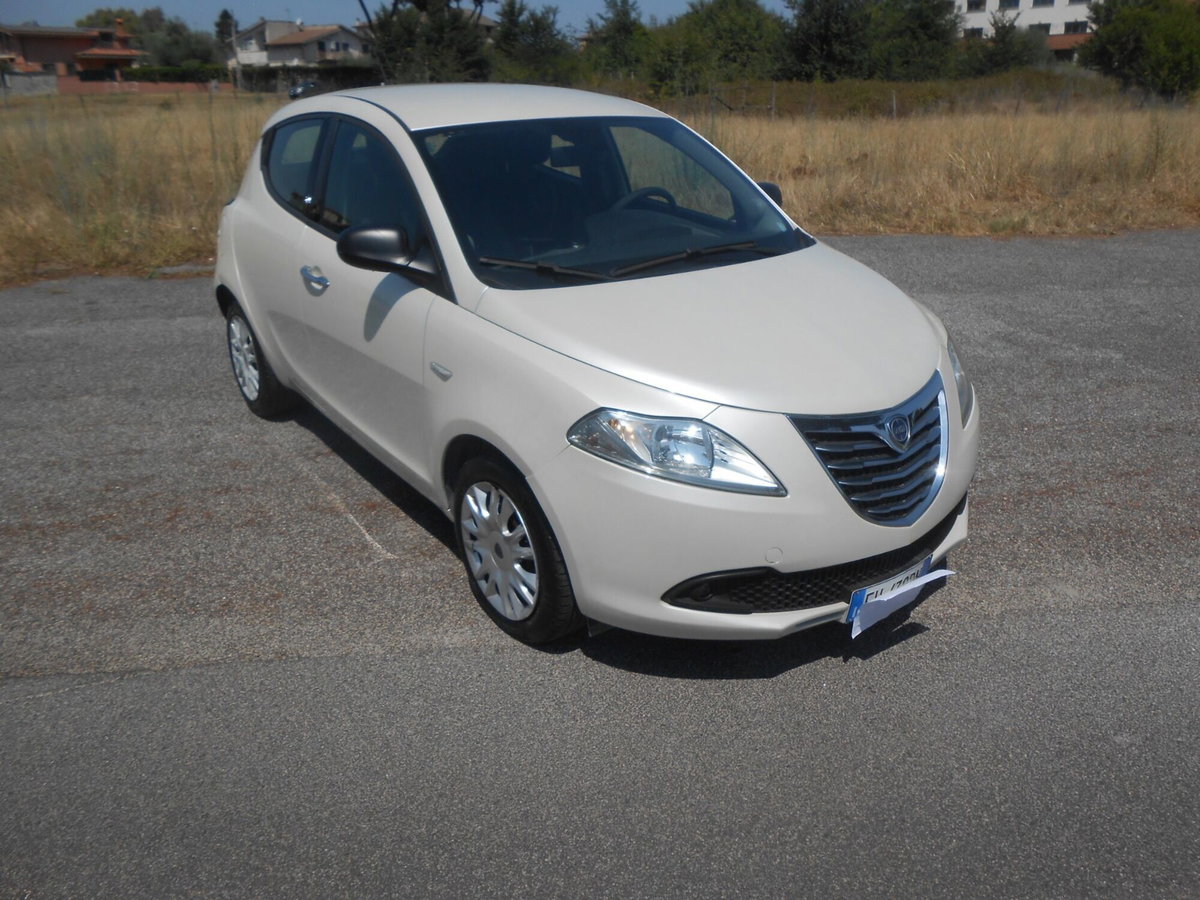 Lancia Ypsilon 1.3 MJT 16V 95 CV 5 porte S&S Silver (2)