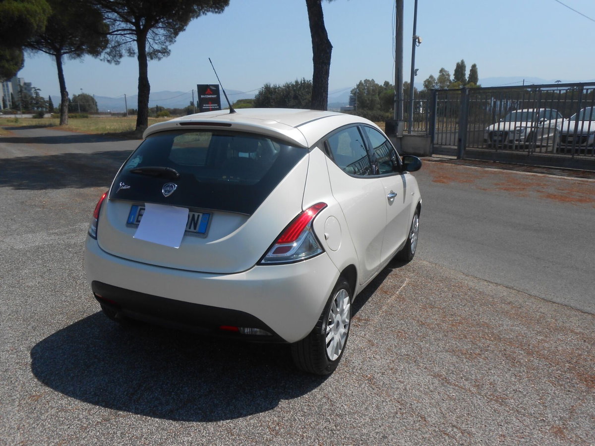 Lancia Ypsilon 1.3 MJT 16V 95 CV 5 porte S&S Silver (3)