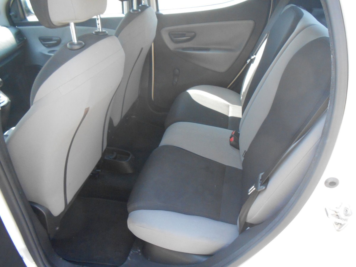 Lancia Ypsilon 1.3 MJT 16V 95 CV 5 porte S&S Silver (8)