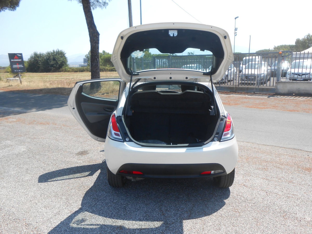 Lancia Ypsilon 1.3 MJT 16V 95 CV 5 porte S&S Silver (9)