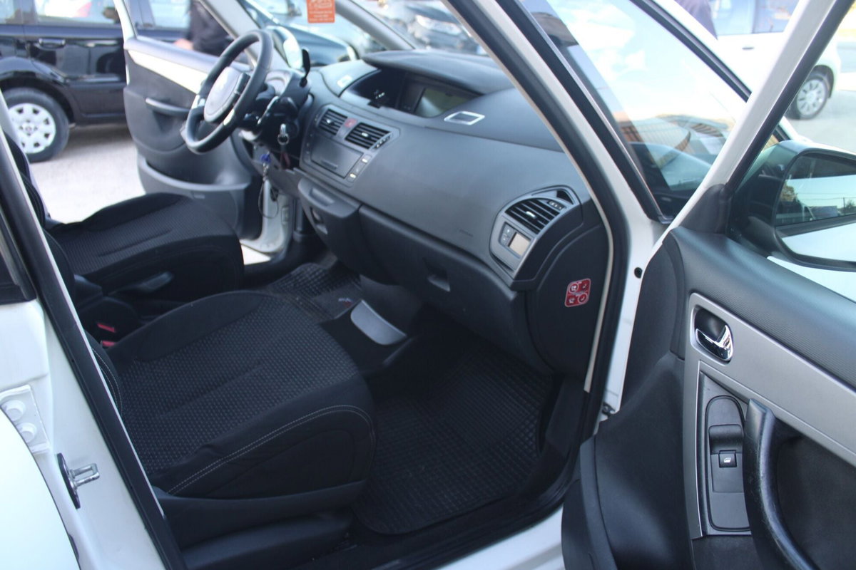 Citroen C4 Picasso 1.6 HDi 110 FAP Seduction (8)