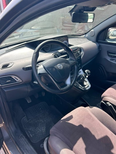 Lancia Ypsilon 1.2 69 CV Unyca (10)