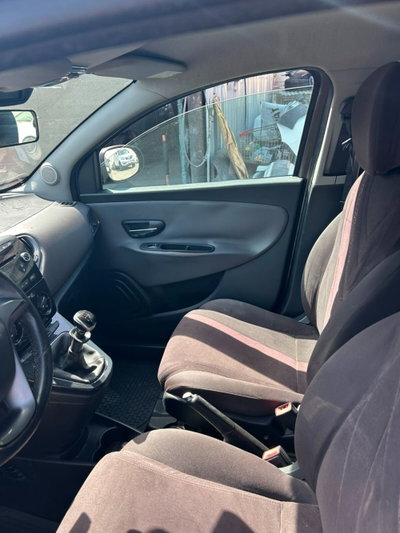Lancia Ypsilon 1.2 69 CV Unyca (8)