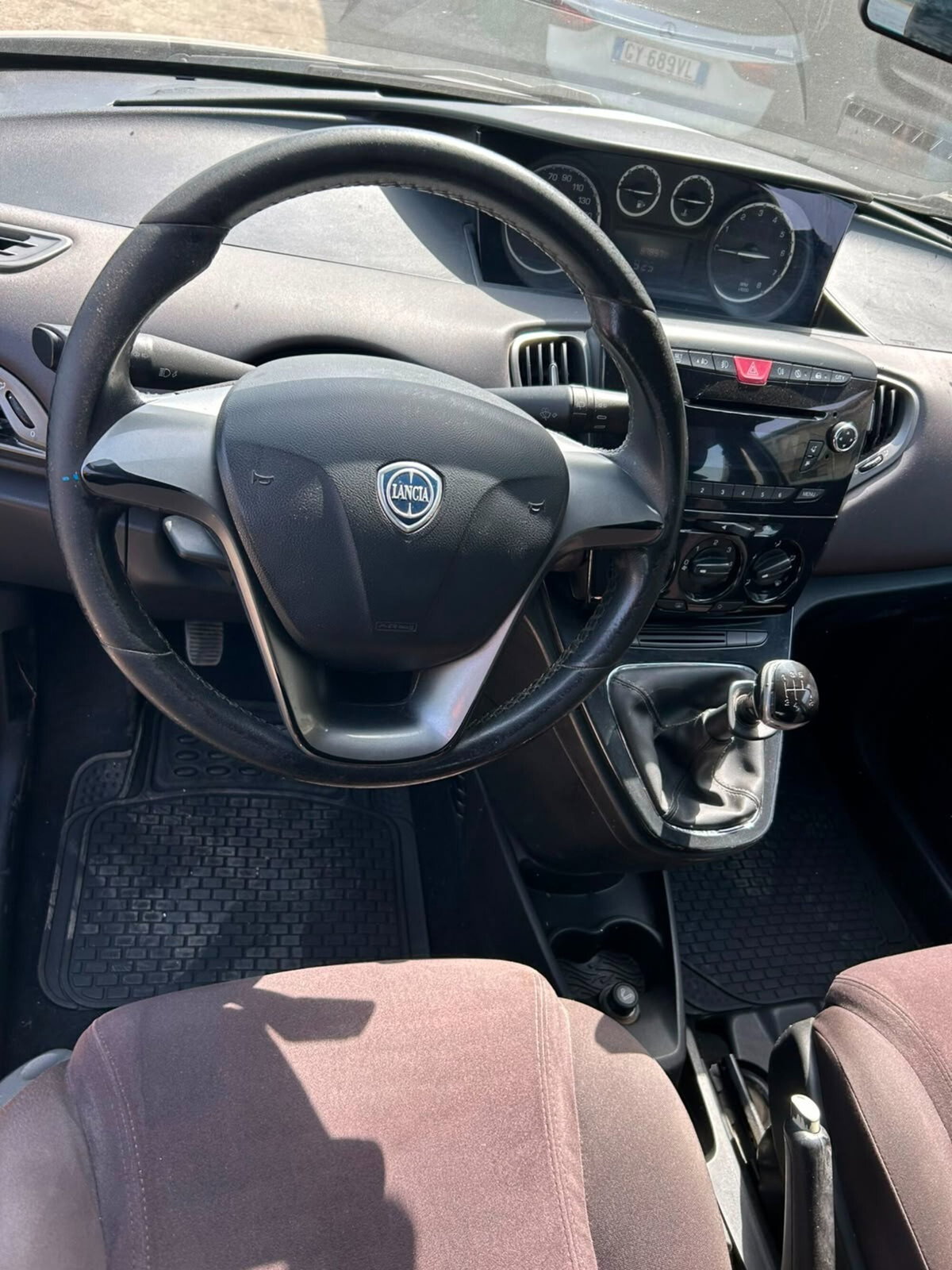 Lancia Ypsilon 1.2 69 CV Unyca (9)
