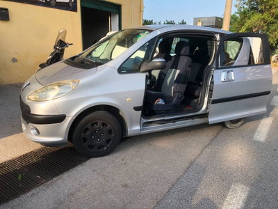 Peugeot 1007 1.4 Happy (2)