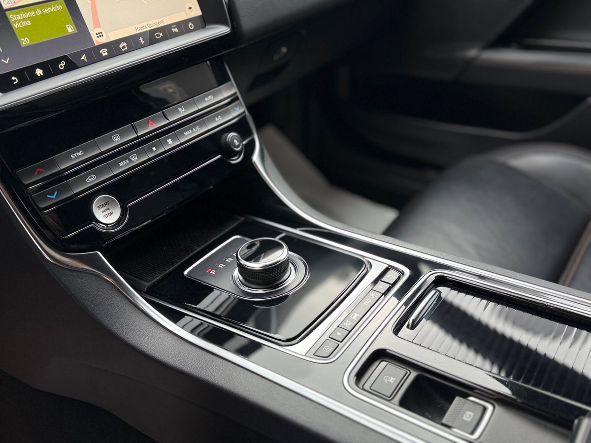 Jaguar XE 2.0 D Turbo 180 CV AWD aut. Prestige (15)