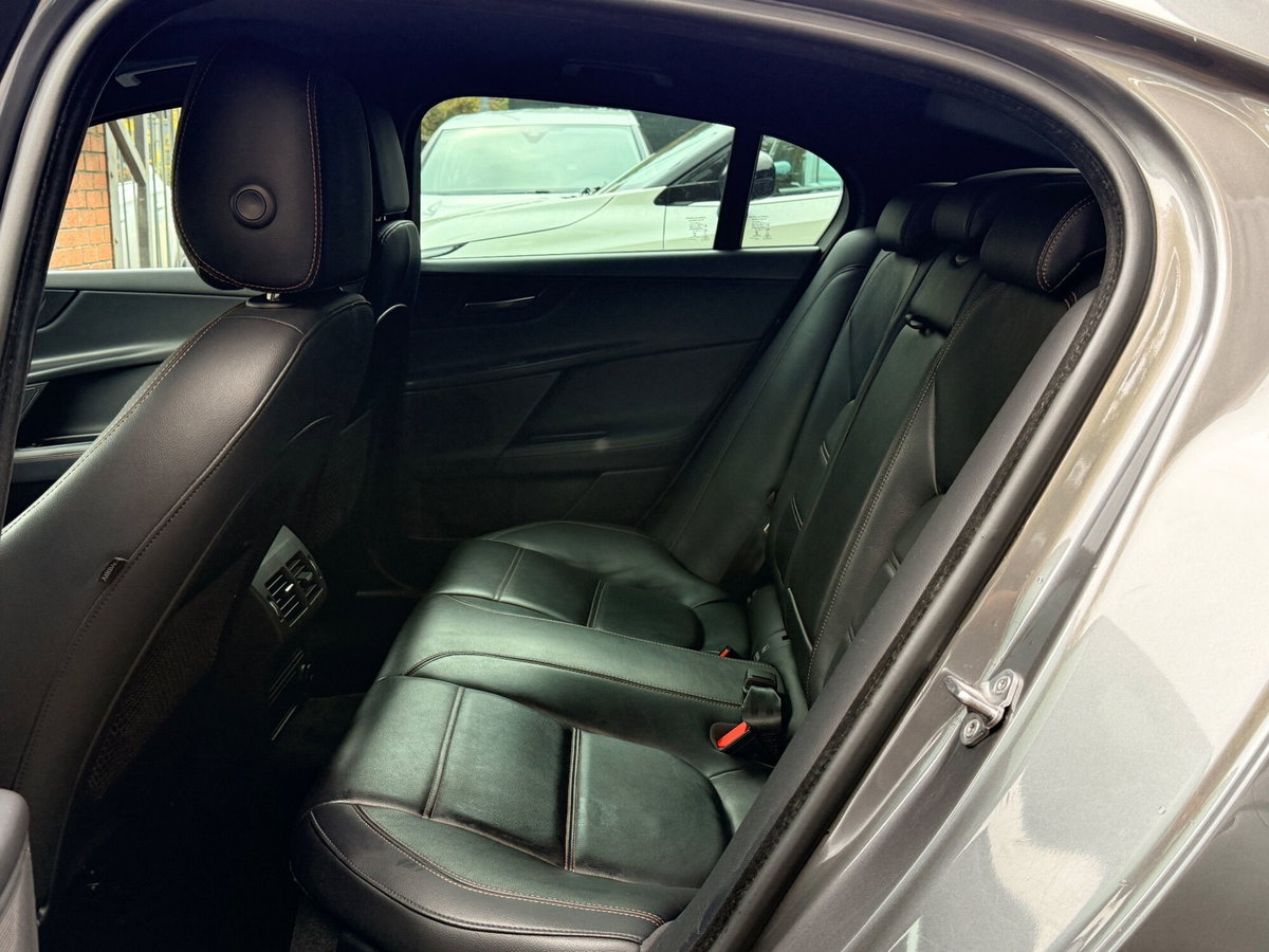 Jaguar XE 2.0 D Turbo 180 CV AWD aut. Prestige (8)
