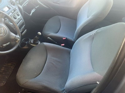 Toyota Yaris 16V cat 3 porte Sol (5)