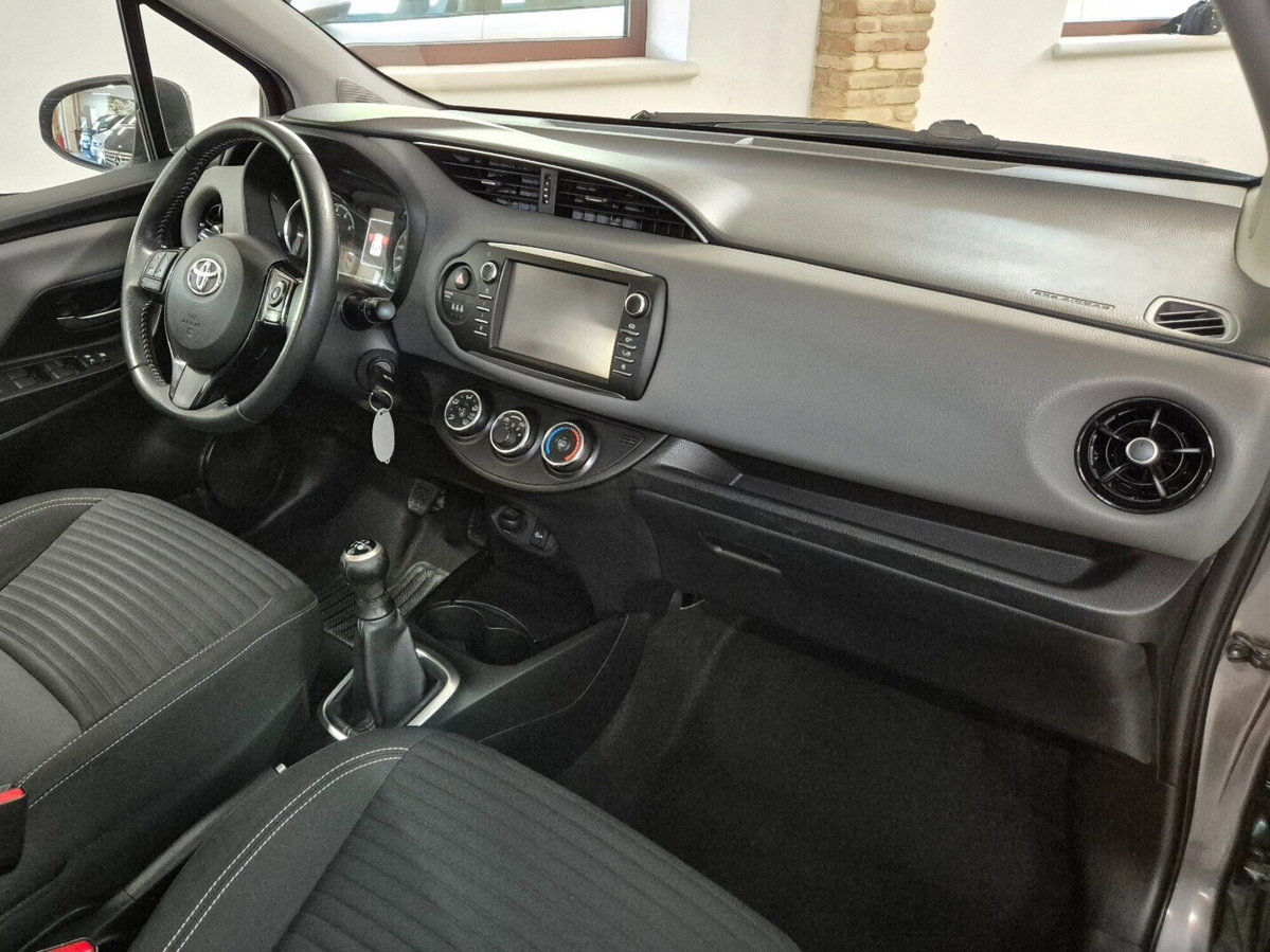 Toyota Yaris 1.0 5 porte Active (11)
