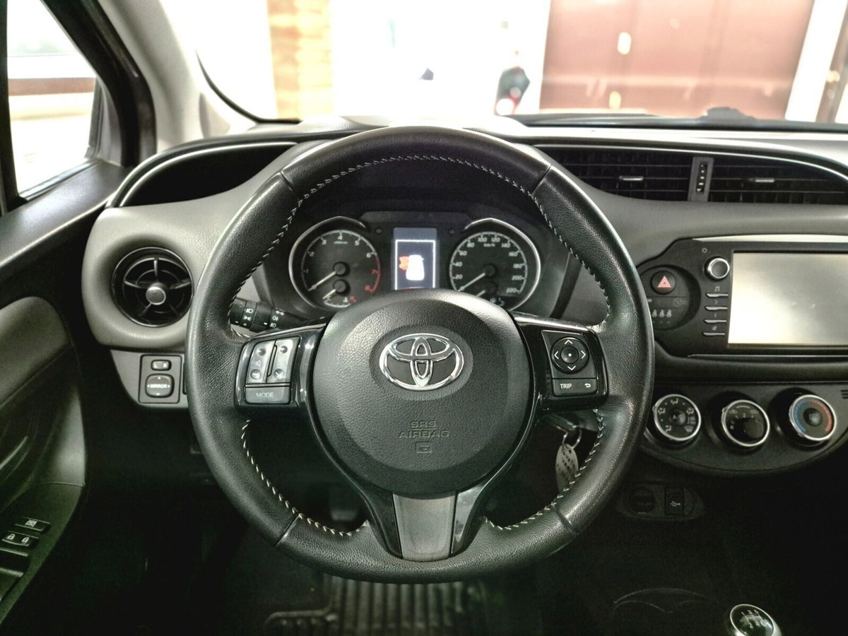 Toyota Yaris 1.0 5 porte Active (4)