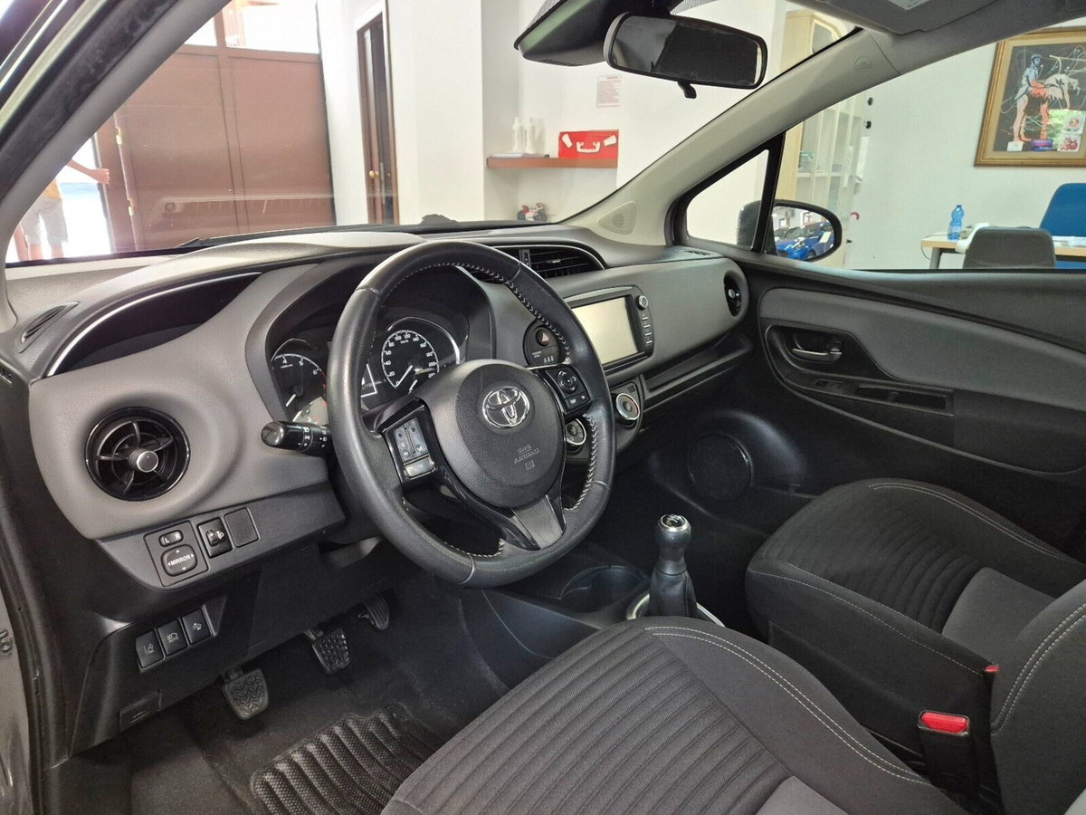 Toyota Yaris 1.0 5 porte Active (5)