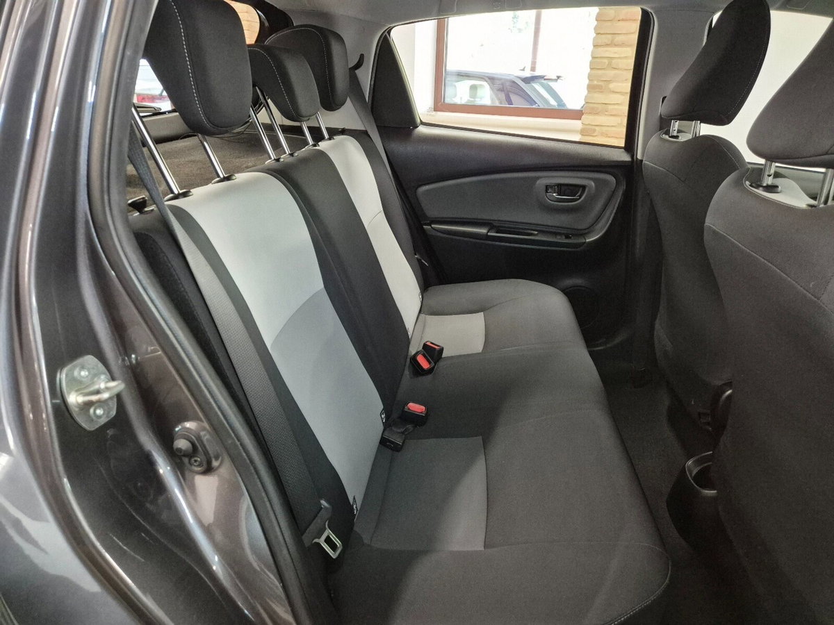 Toyota Yaris 1.0 5 porte Active (8)