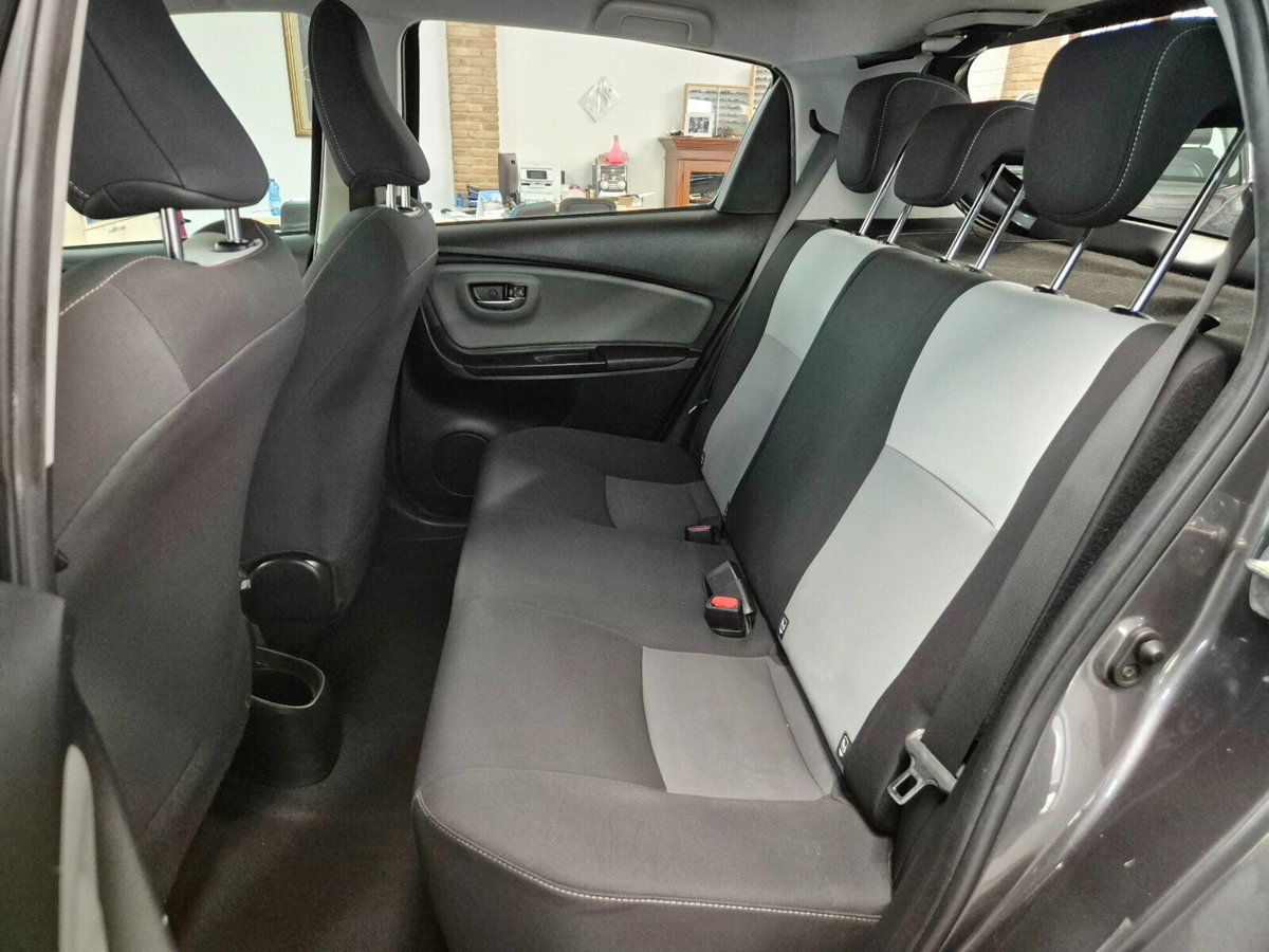 Toyota Yaris 1.0 5 porte Active (9)