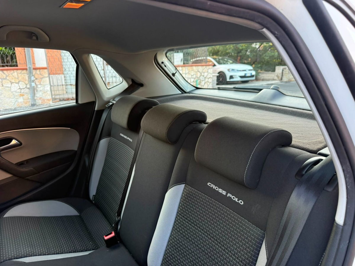 Volkswagen Polo Cross 1.4 TDI DSG BlueMotion Technology (9)