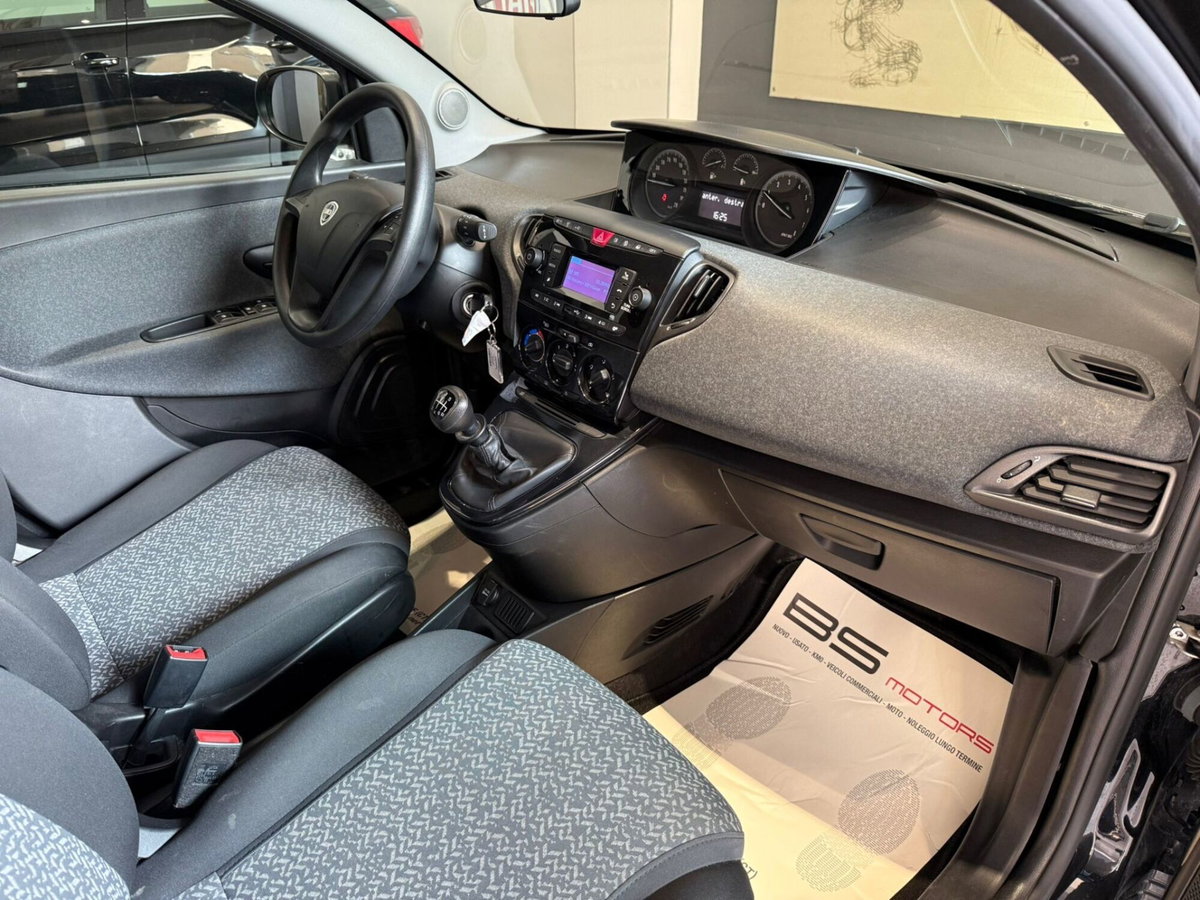 Lancia Ypsilon 1.0 FireFly 5 porte S&S Hybrid Silver Plus (12)