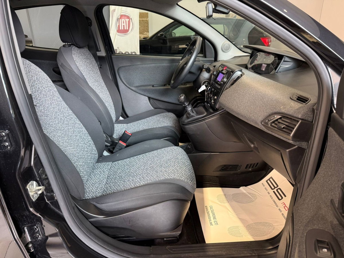 Lancia Ypsilon 1.0 FireFly 5 porte S&S Hybrid Silver Plus (13)