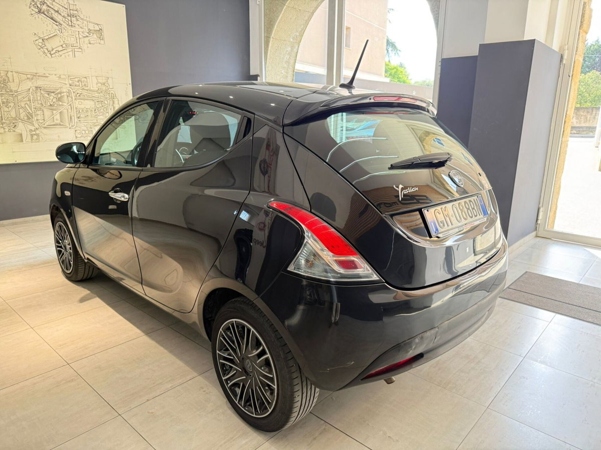 Lancia Ypsilon 1.0 FireFly 5 porte S&S Hybrid Silver Plus (5)