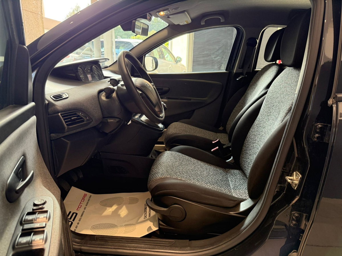 Lancia Ypsilon 1.0 FireFly 5 porte S&S Hybrid Silver Plus (8)