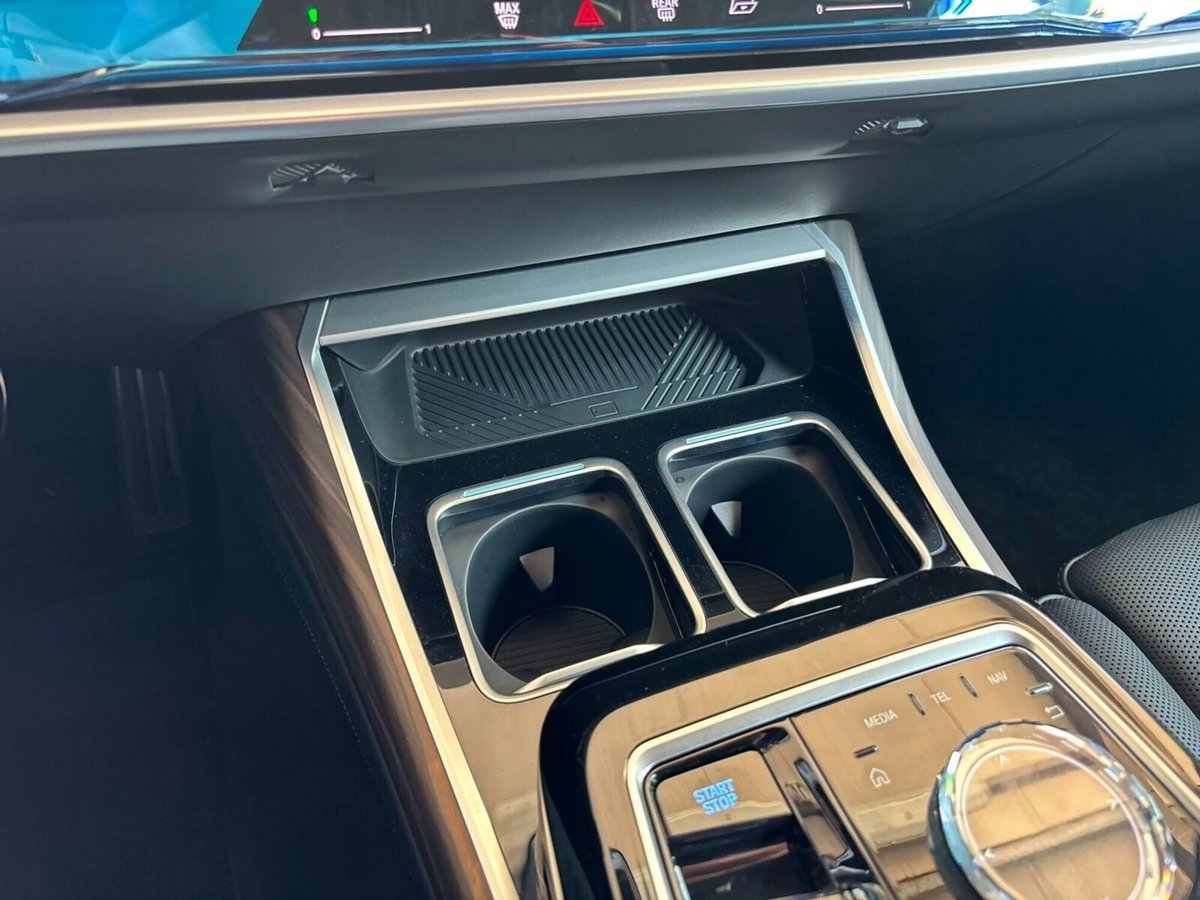 BMW i7 M70 MSport Pro (12)