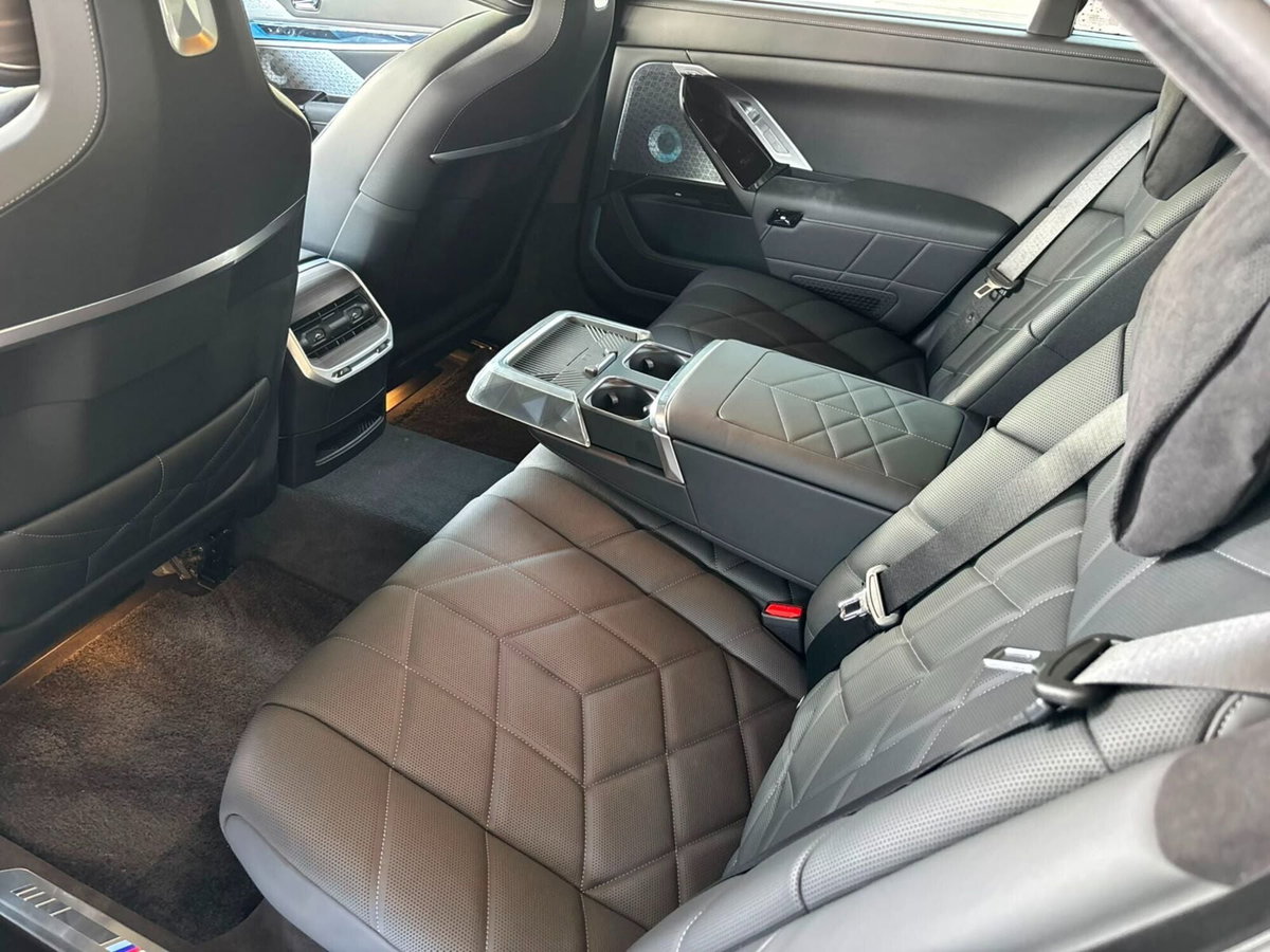 BMW i7 M70 MSport Pro (18)