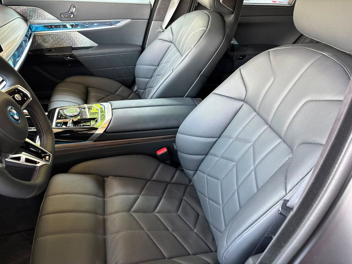 BMW i7 M70 MSport Pro (6)