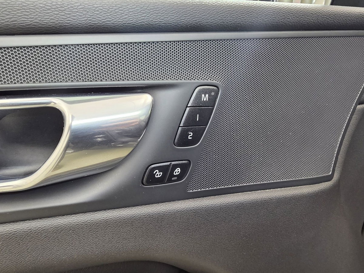 Volvo XC60 B4 (d) AWD Geartronic Inscription (18)