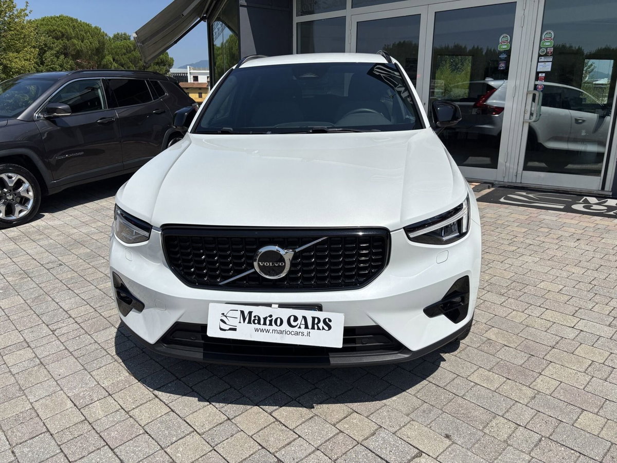 Volvo XC40 B3 automatico Plus Dark (2)