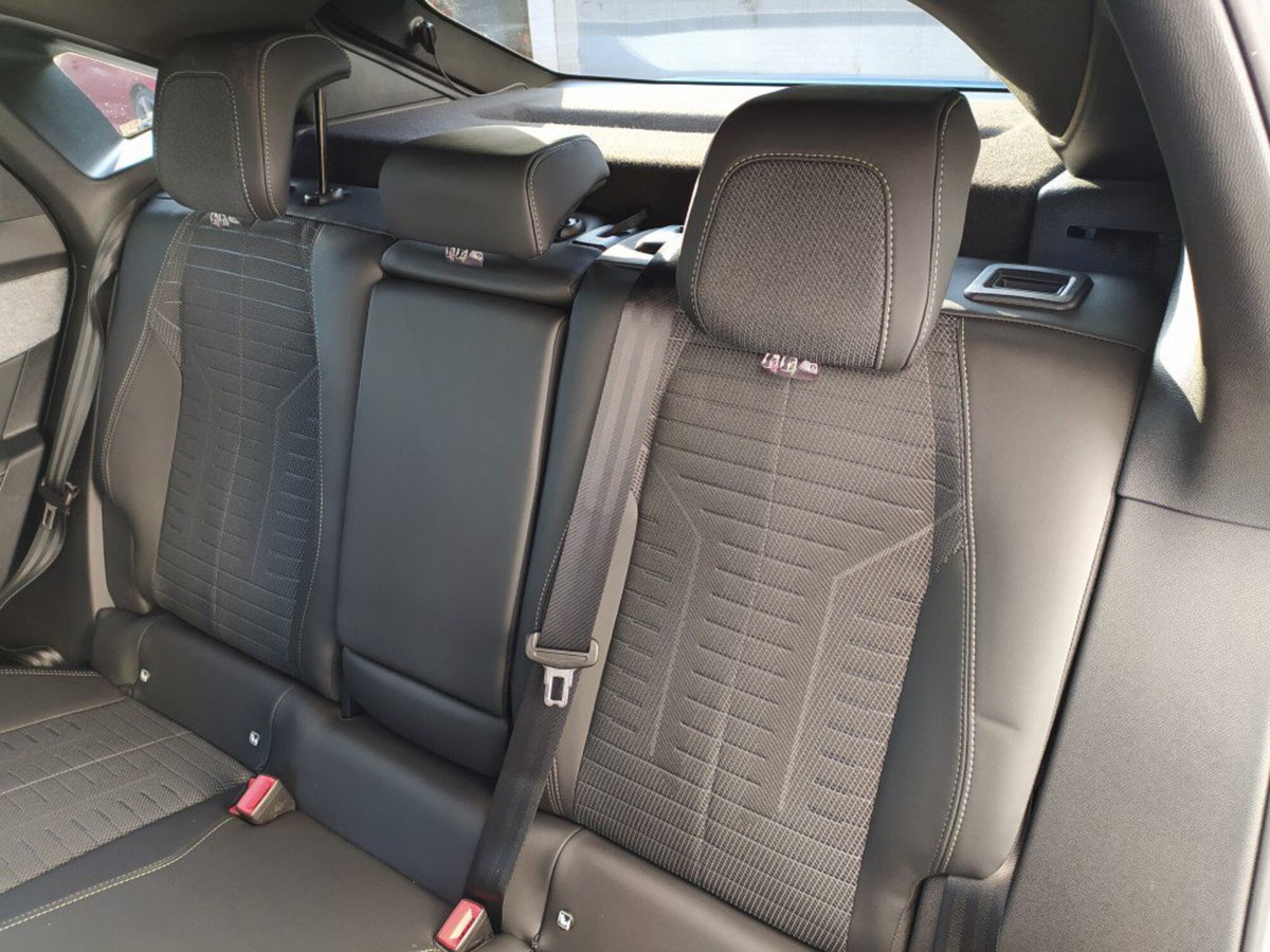 Peugeot 3008 1.2 hybrid GT Exclusive 145cv e-dcs6 (16)