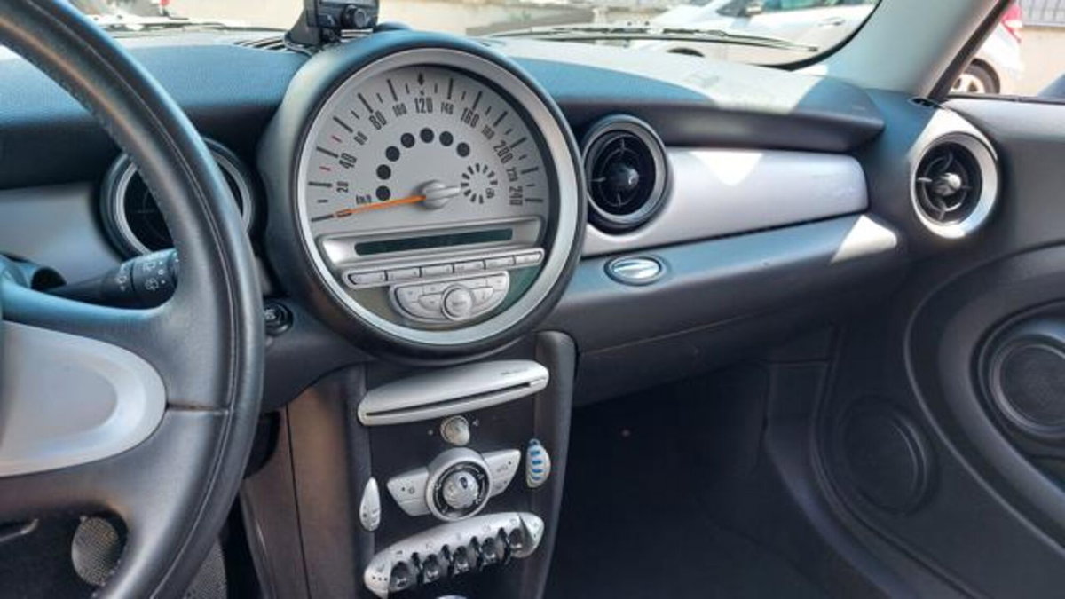 MINI Mini 1.6 16V Cooper D (10)