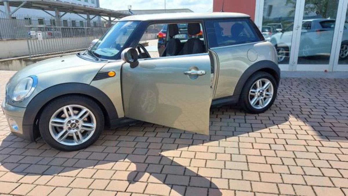 MINI Mini 1.6 16V Cooper D (16)