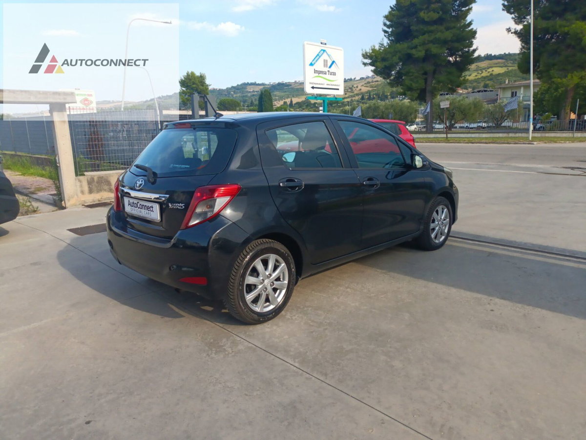 Toyota Yaris 1.0 5 porte Lounge (7)