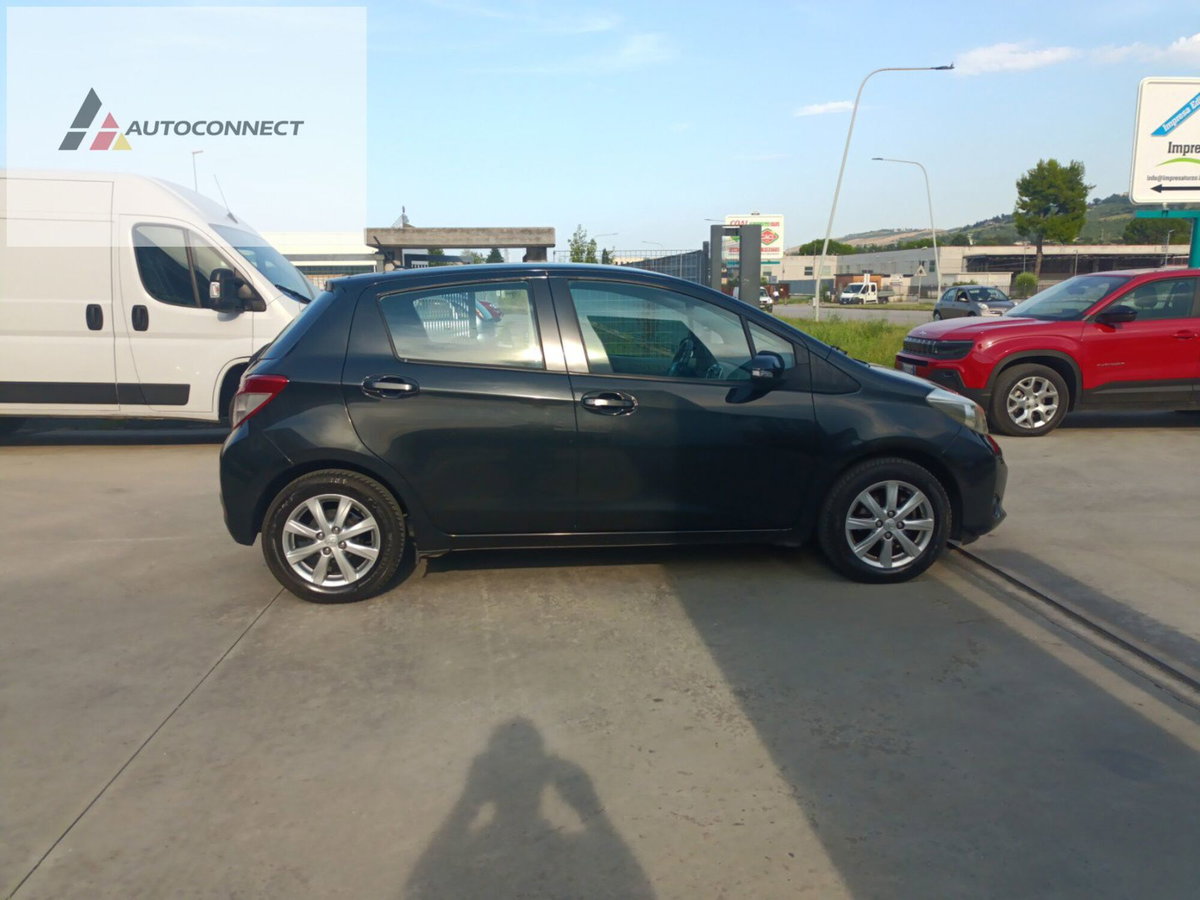 Toyota Yaris 1.0 5 porte Lounge (8)