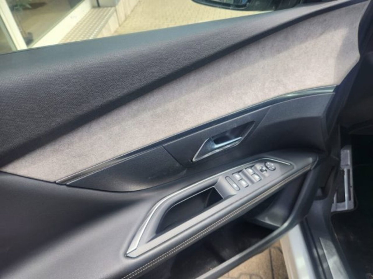 Peugeot 3008 1.2 hybrid GT Exclusive 145cv e-dcs6 (12)