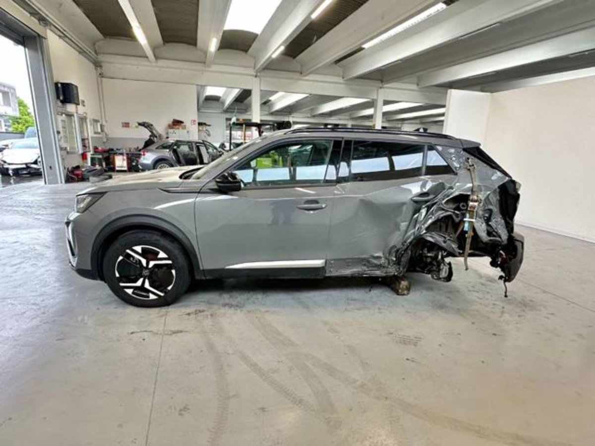 Peugeot 2008 1.2 hybrid Active 136cv e-dcs6 (4)