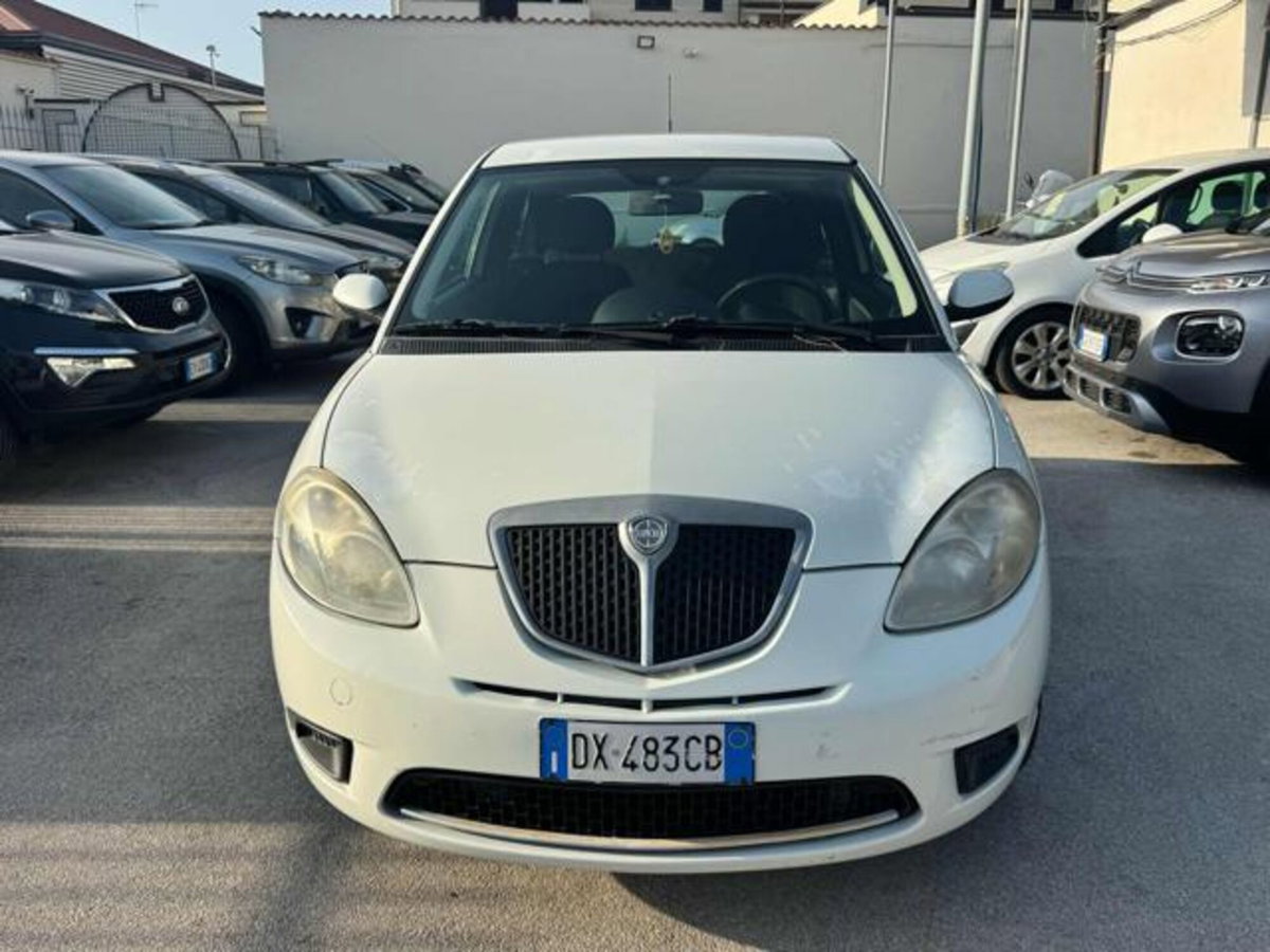 Lancia Ypsilon 1.4 Argento Ecochic GPL (2)
