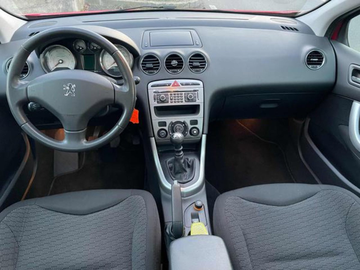 Peugeot 308 SW 1.6 THP 150CV Ciel Féline (14)