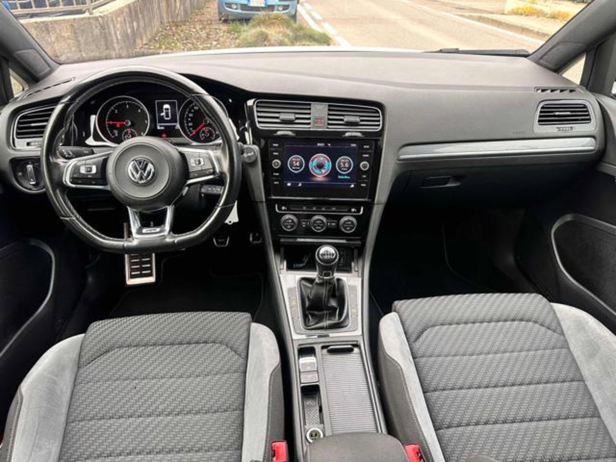 Volkswagen Golf 2.0 TDI 150 CV SCR R-Line (18)