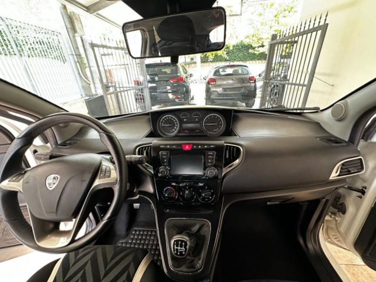 Lancia Ypsilon 1.2 69 CV 5 porte Silver (12)