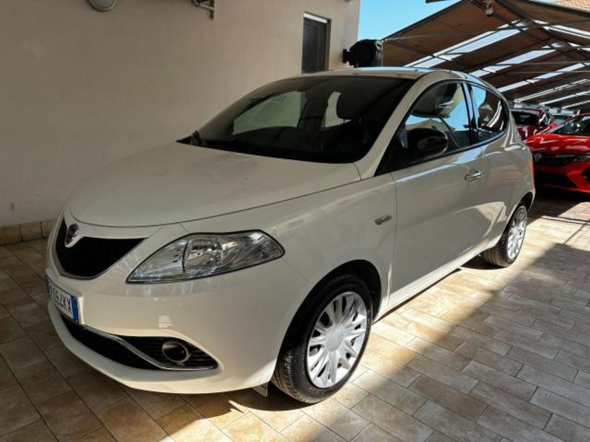 Lancia Ypsilon 1.2 69 CV 5 porte Silver (3)