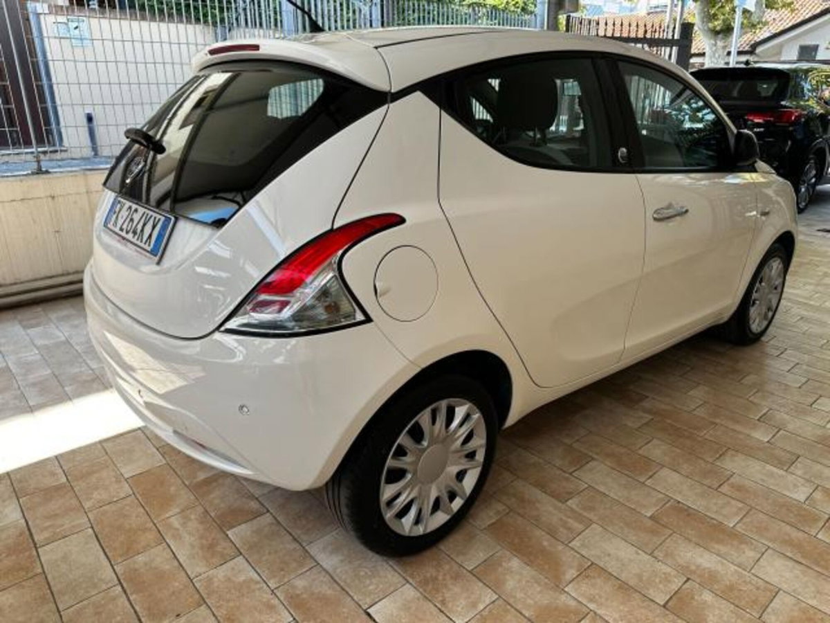Lancia Ypsilon 1.2 69 CV 5 porte Silver (6)