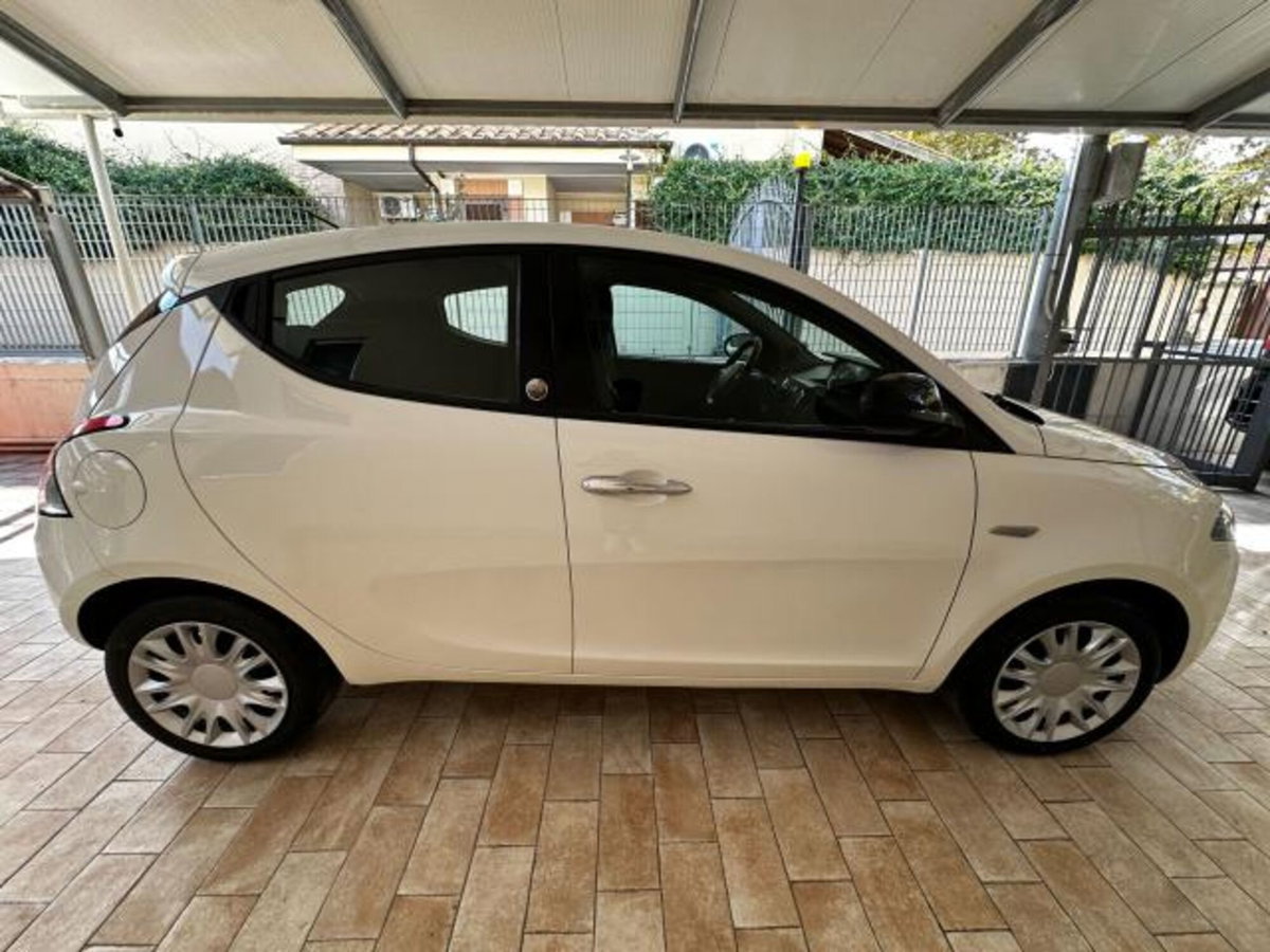 Lancia Ypsilon 1.2 69 CV 5 porte Silver (7)