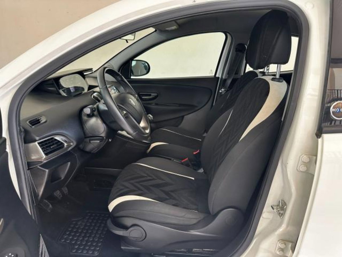 Lancia Ypsilon 1.2 69 CV 5 porte Silver (9)