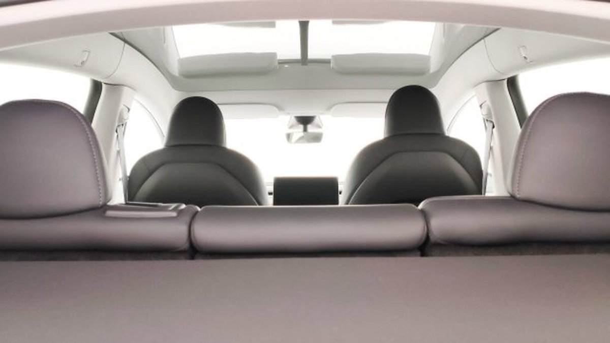 Tesla Model Y Long Range awd (12)